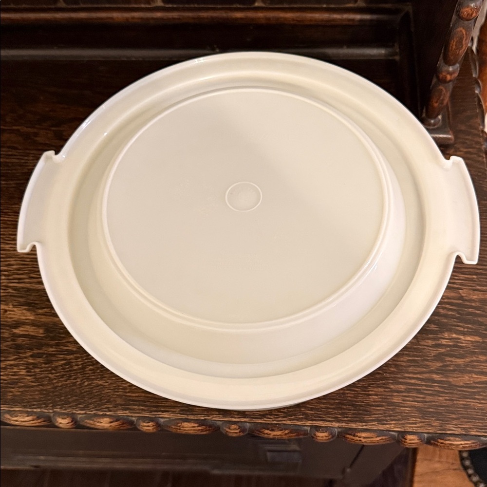 Tupperware Cream and White Cake Plate Storage - Picture 3 of 5